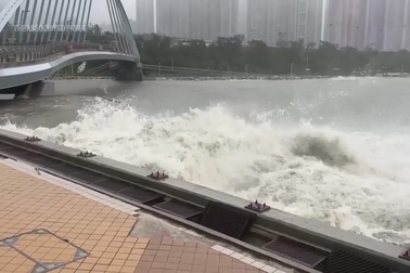 Bão Ragasa gây mưa lớn ở Hong Kong