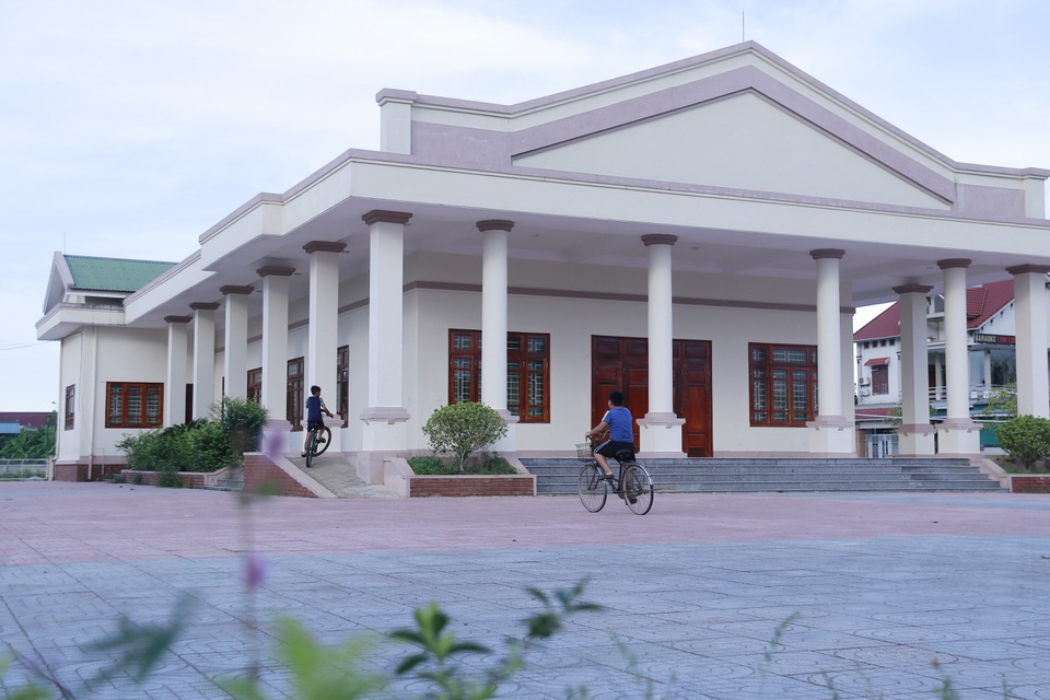 Hàng chục trụ sở khang trang bỏ hoang sau sáp nhập - 4 Hàng chục trụ sở khang trang bỏ hoang sau sáp nhập - 4