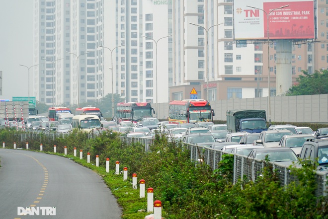 Hàng vạn người đổ về Thủ đô trong ngày nghỉ Tết Nguyên đán cuối cùng - 11 Hàng vạn người đổ về Thủ đô trong ngày nghỉ Tết Nguyên đán cuối cùng - 11