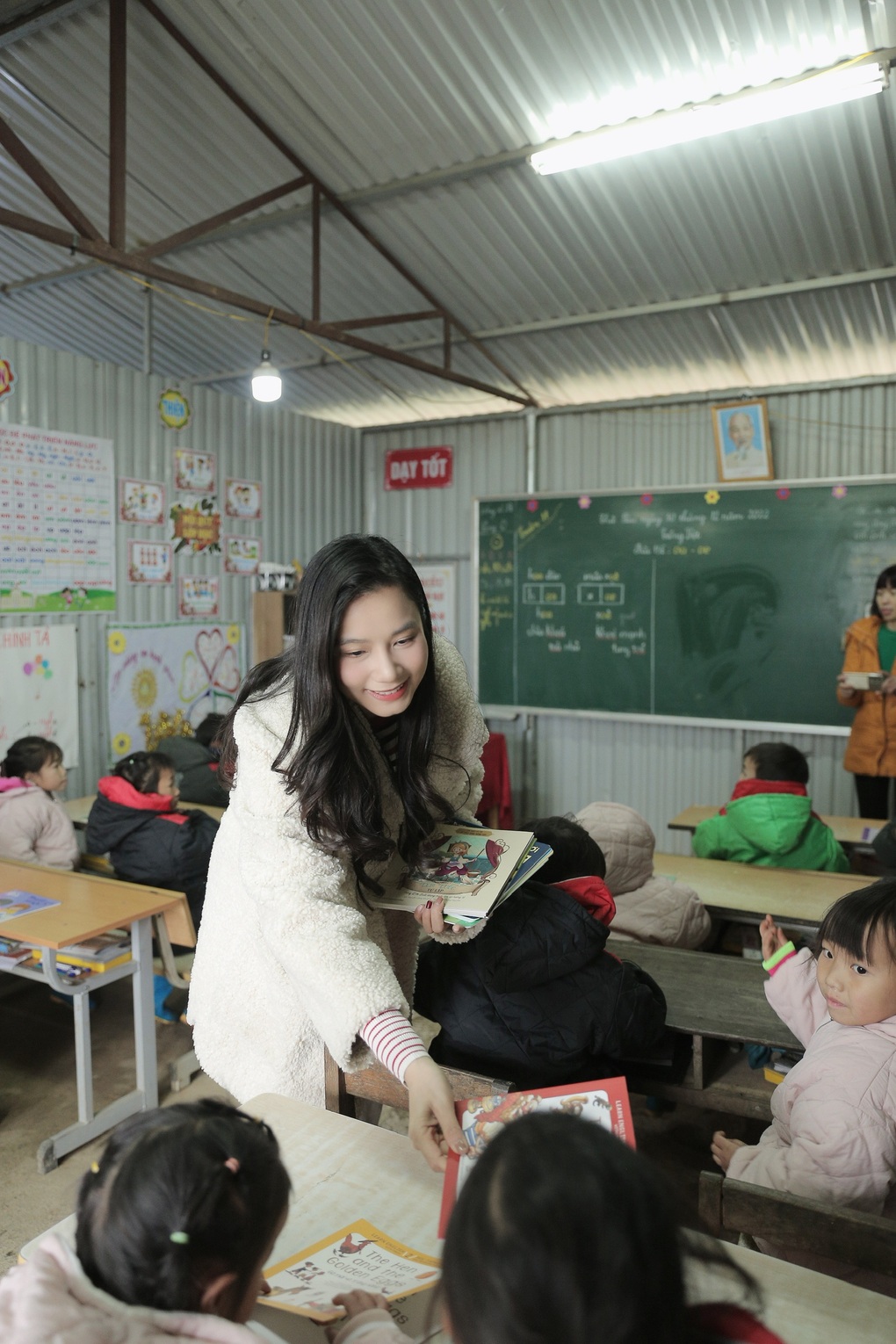 Diễn viên Lương Giang đi từ thiện trong cái rét 7 độ C - 4 Diễn viên Lương Giang đi từ thiện trong cái rét 7 độ C - 4