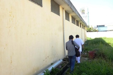 Tên trộm nhờ cảnh sát mở còng tay đi vệ sinh rồi bỏ trốn