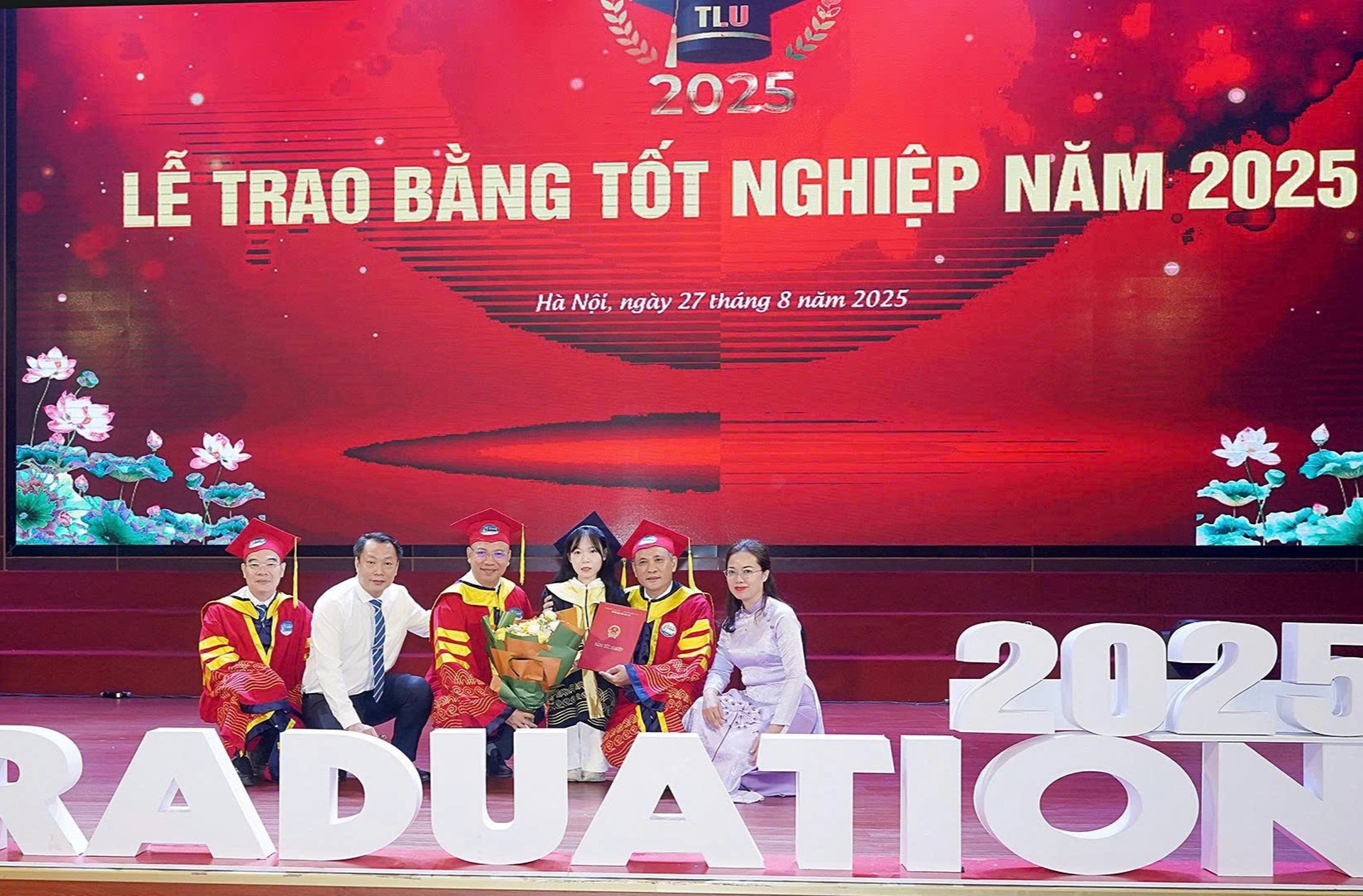 និស្សិតស្រី Nữ sinh “tí hon” tốt nghiệp loại giỏi chia sẻ gia cảnh đẫm nước mắt - 5