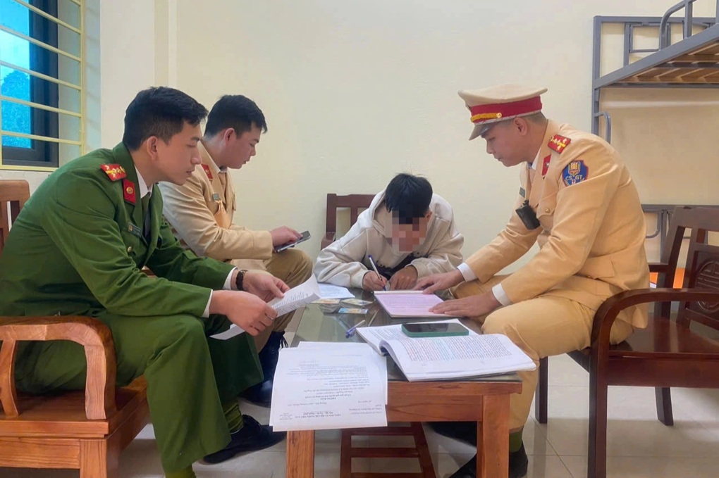 Xử phạt nam thanh niên bốc đầu xe phân khối lớn trên cầu Móng Sến - 2 Xử phạt nam thanh niên bốc đầu xe phân khối lớn trên cầu Móng Sến - 2