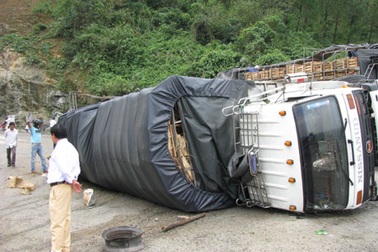 Lật xe tải, lái xe may mắn thoát chết