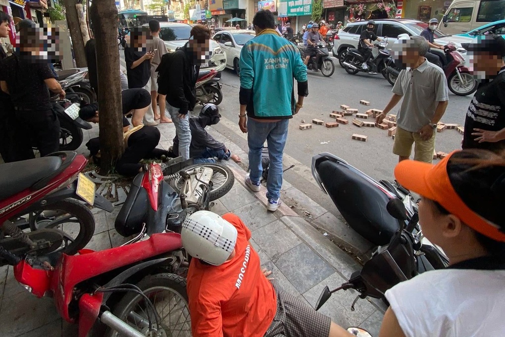 Ô tô tông loạt phương tiện ở Hà Nội, 4 người bị thương - 1 Ô tô tông loạt phương tiện ở Hà Nội, 4 người bị thương - 1