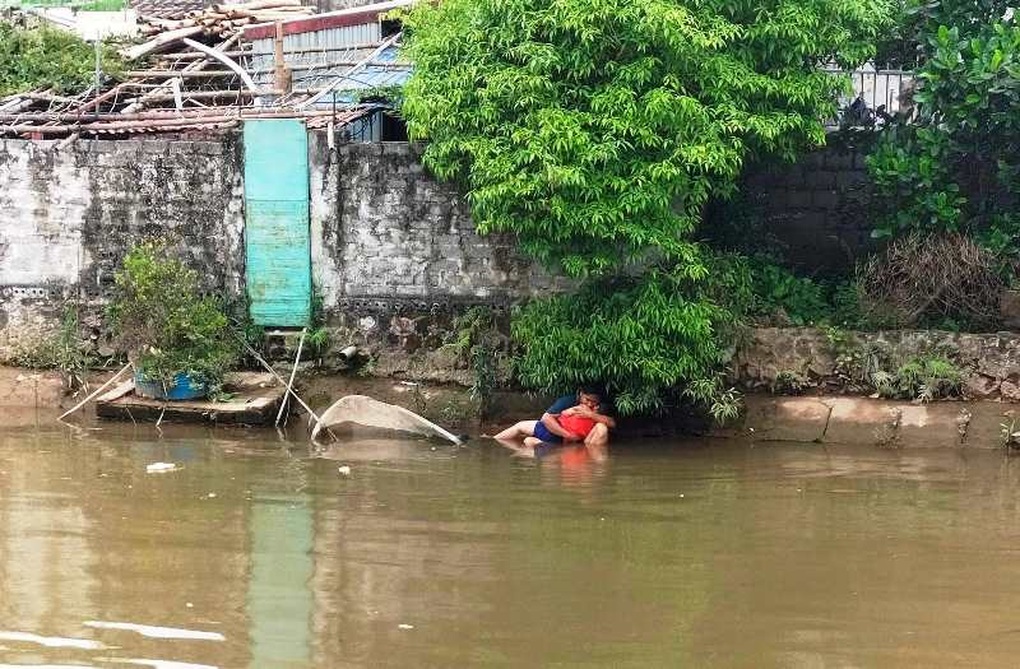 Xót xa cảnh cha ngồi bờ sông ôm thi thể con trai đuối nước - 1 Xót xa cảnh cha ngồi bờ sông ôm thi thể con trai đuối nước - 1