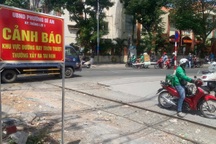 Đặt biển cảnh báo ở đường ray có nhiều người đi xe máy bị ngã ở Bình Dương