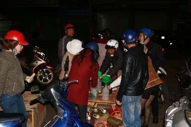 Đêm 30 Tết: Cây xăng nghỉ, người dân chờ đổ xăng lẻ giá cao