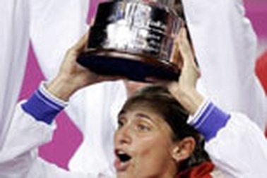 Henin gặp vận "đen", Italia đăng quang tại Fed Cup