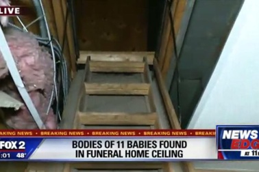 Phát hiện xác chết phân hủy của 11 đứa trẻ giấu trên trần nhà tang lễ