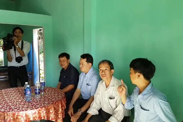 Ông Lộc và lãnh đạo xã cảm ơn bạn đọc Dân trí đã hỗ trợ cho ông Lộc