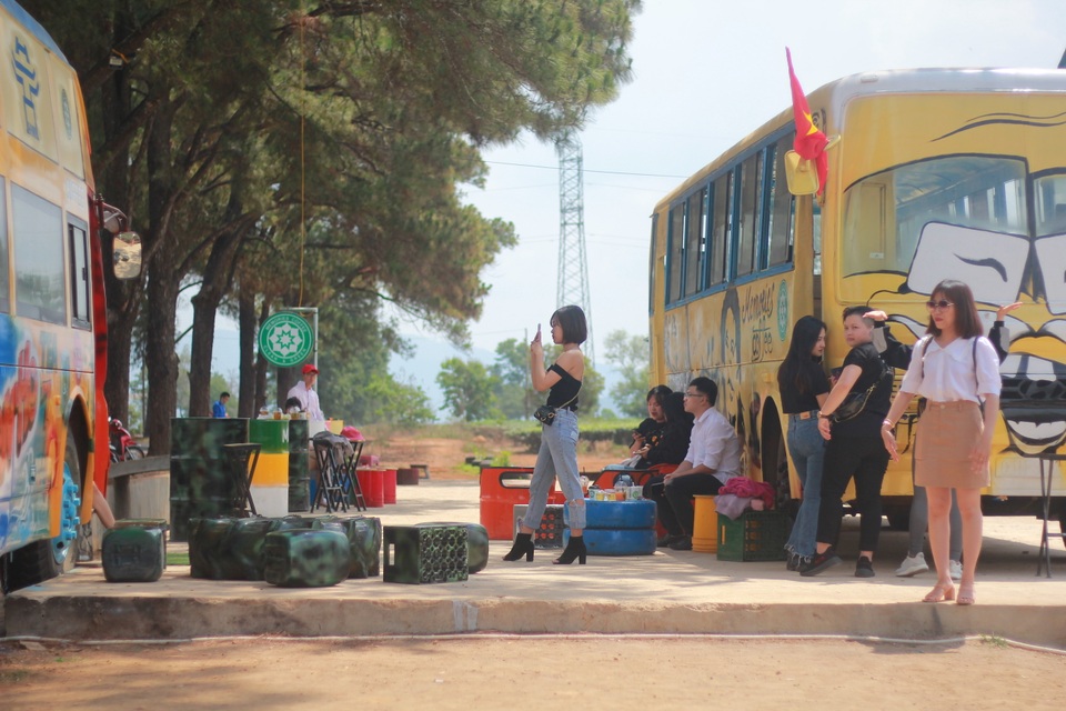Độc đáo quán cà phê “di động” dưới hàng thông trăm tuổi - 3 Độc đáo quán cà phê “di động” dưới hàng thông trăm tuổi - 3