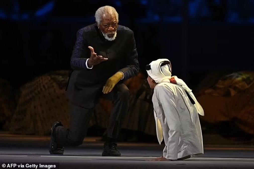 Tại sao Morgan Freeman đeo một chiếc găng tay trong lễ khai mạc World Cup? - 1 Tại sao Morgan Freeman đeo một chiếc găng tay trong lễ khai mạc World Cup? - 1