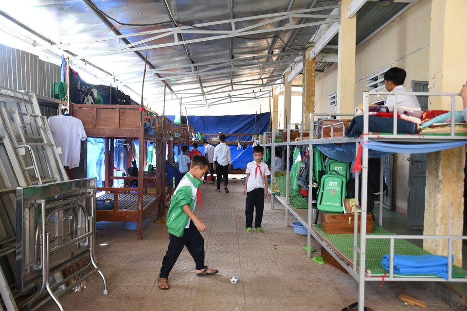 Bão tốc mái lớp học, nhiều học sinh bị ốm do phải ngủ dưới mái hiên - 2 Bão tốc mái lớp học, nhiều học sinh bị ốm do phải ngủ dưới mái hiên - 2