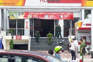 Nam thanh niên dùng búa cướp ngân hàng như phim hành động