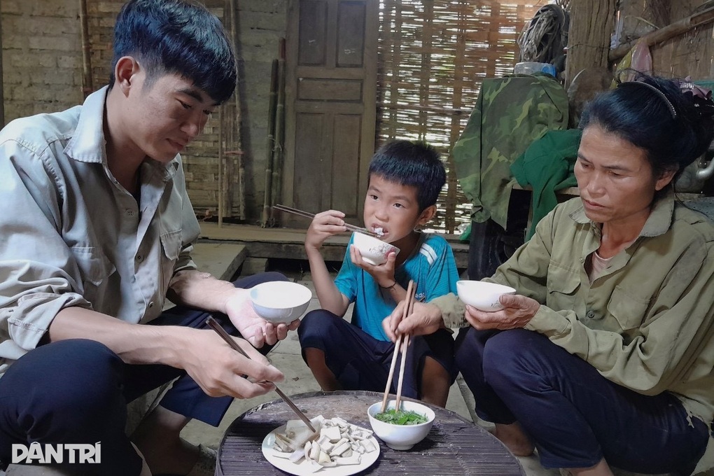 Mẹ bỏ đi, bố bị bệnh hiểm nghèo, con trai 9 tuổi sống trong nghèo khó - 3 Mẹ bỏ đi, bố bị bệnh hiểm nghèo, con trai 9 tuổi sống trong nghèo khó - 3