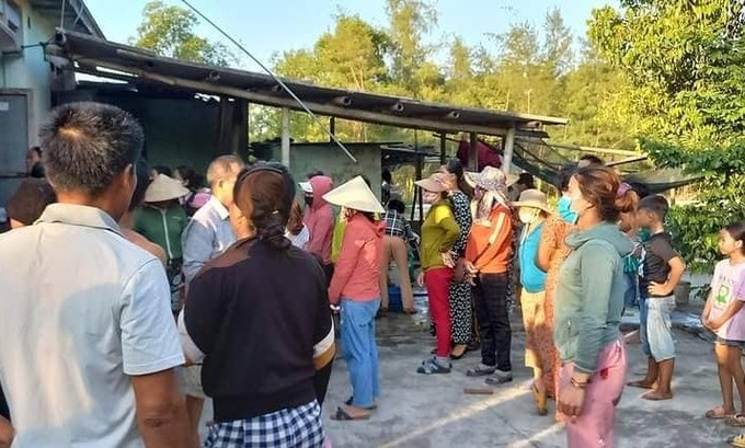 Người dân đến chia buồn với gia đình nạn nhân bị đuối nước ở xã Triệu Vân.