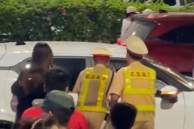 Đại úy CSGT mở đường giúp cháu bé đi cấp cứu