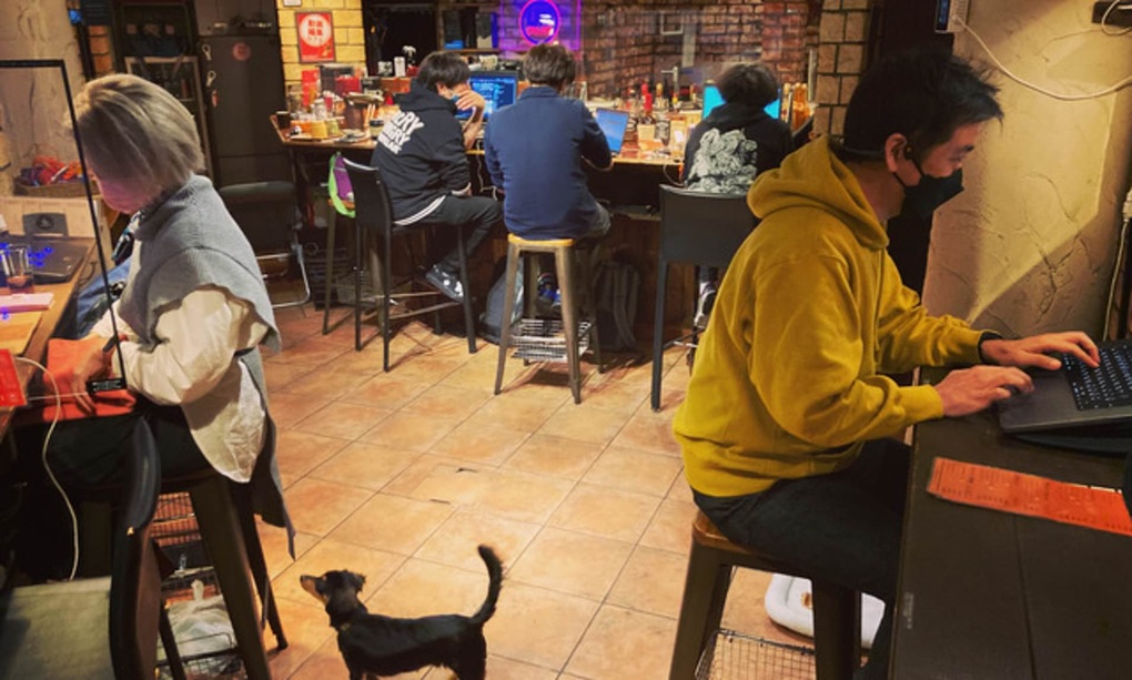 Kafe Jepun hanya mengalu-alukan 10 pelanggan, mesti memenuhi tarikh akhir sebelum dibenarkan pulang - 2 Quán cà phê Nhật Bản chỉ đón 10 khách, bắt chạy deadline xong mới được về - 2