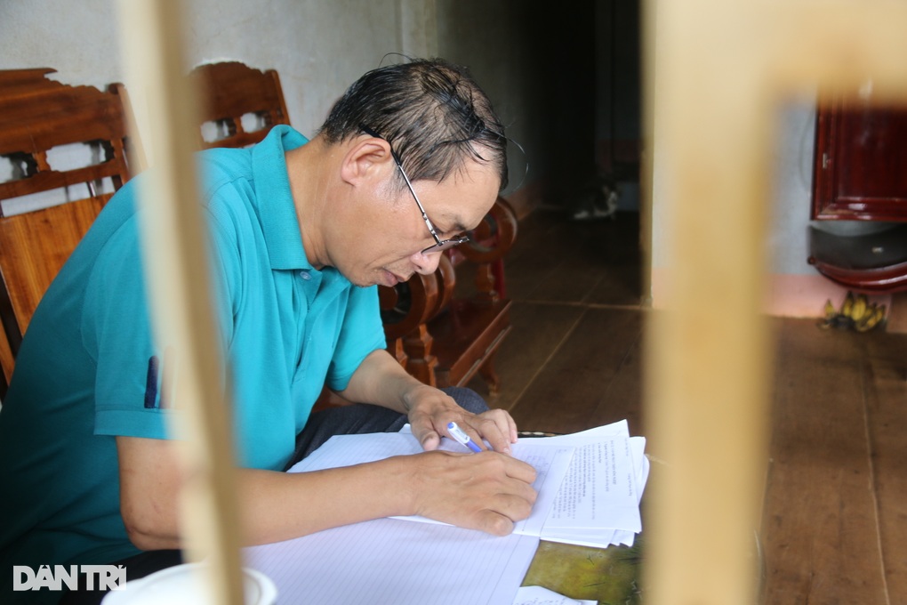 Thí sinh 53 tuổi dự thi tốt nghiệp THPT với đôi tay khiếm khuyết - 1 Thí sinh 53 tuổi dự thi tốt nghiệp THPT với đôi tay khiếm khuyết - 1