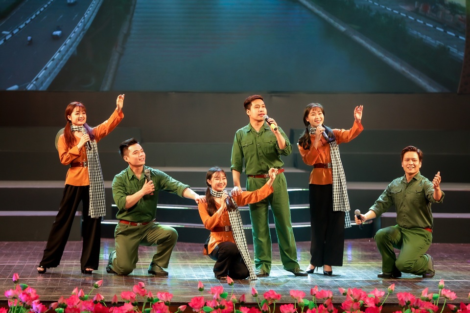 Nhiều cảm xúc đặc biệt trong đêm nghệ thuật Mùa Xuân dâng Đảng - 5 Nhiều cảm xúc đặc biệt trong đêm nghệ thuật Mùa Xuân dâng Đảng - 5