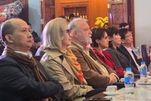 Đại sứ các nước trải nghiệm thực hành tín ngưỡng thờ Mẫu của người Việt