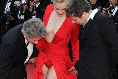 Ngôi sao 47 tuổi diện váy hở nội y trên thảm đỏ LHP Cannes