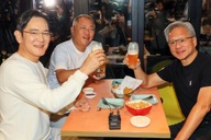 3 tỷ phú ăn gà rán uống bia, trả tiền hóa đơn cho khách, quán ăn "vỡ trận"