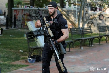 Mật vụ Mỹ hộ tống ông Trump gây khó hiểu vì mang súng cỡ lớn