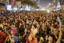 Choáng ngợp cảnh hàng nghìn người ngồi kín lòng đường làm lễ cầu an ở Hà Nội