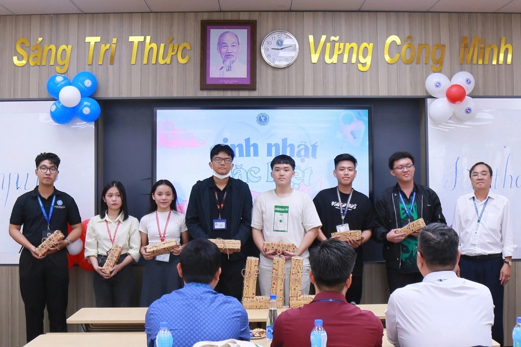 ม.จัดใหญ่ จัดงานวันเกิดพิเศษ มอบของขวัญให้นิสิต - 1 Đại học chơi lớn, tổ chức sinh nhật đặc biệt, tặng quà cho sinh viên - 1