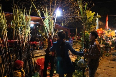 Độc đáo phiên chợ đêm cầu may duy nhất trong năm