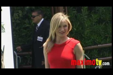 Cameron Diaz quyến rũ với váy đỏ