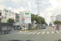 Tài xế ô tô dẹp lối cho người đi bộ sang đường nhận "bão like"