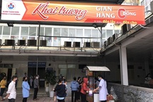 Ấm lòng gian hàng 0 đồng nơi bệnh viện, "ai cần đến lấy - ai có đến cho"