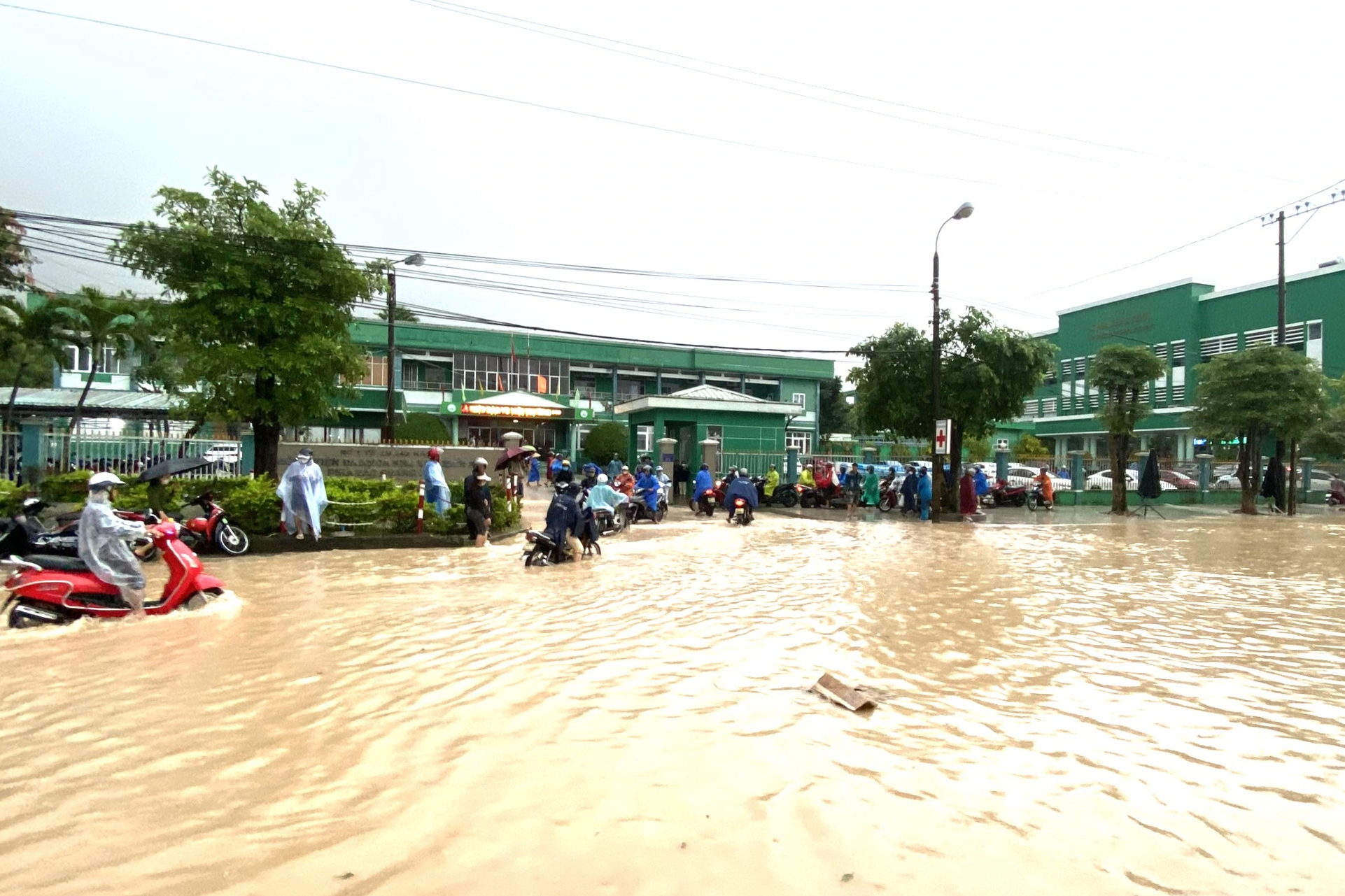 Người dân Quảng Nam lội nước đi khám bệnh - 1