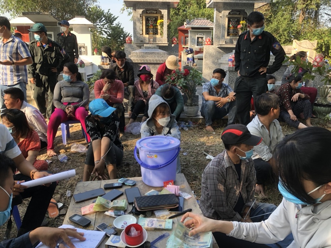 Công an vây bắt sòng bạc sát phạt trong nghĩa địa - 1 Công an vây bắt sòng bạc sát phạt trong nghĩa địa - 1
