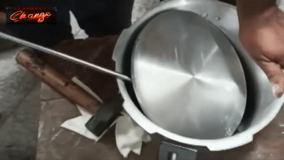 Hành khách giấu 700 gram vàng trong đáy nồi áp suất - 2 Hành khách giấu 700 gram vàng trong đáy nồi áp suất - 2