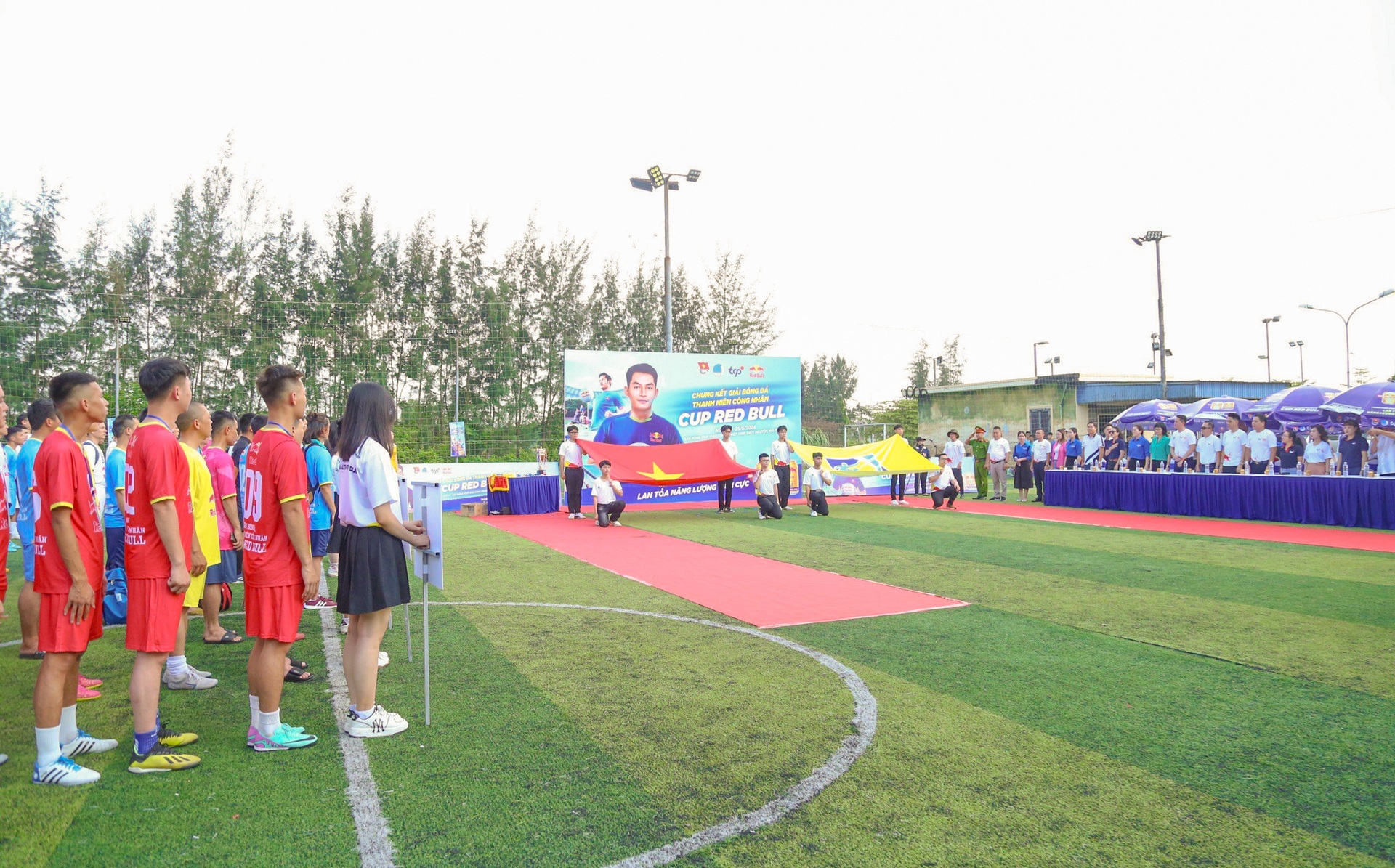 Những màn tranh tài tại vòng chung kết Giải bóng đá Thanh niên công nhân - Cup Red Bull - 1 Những màn tranh tài tại vòng chung kết Giải bóng đá Thanh niên công nhân - Cup Red Bull - 1