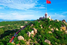 Tạm dừng đưa, đón khách du lịch ra đảo Cù Lao Xanh