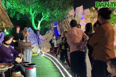 Hang đá đón Giáng sinh được làm từ hàng nghìn cây mét, bao bì xi măng