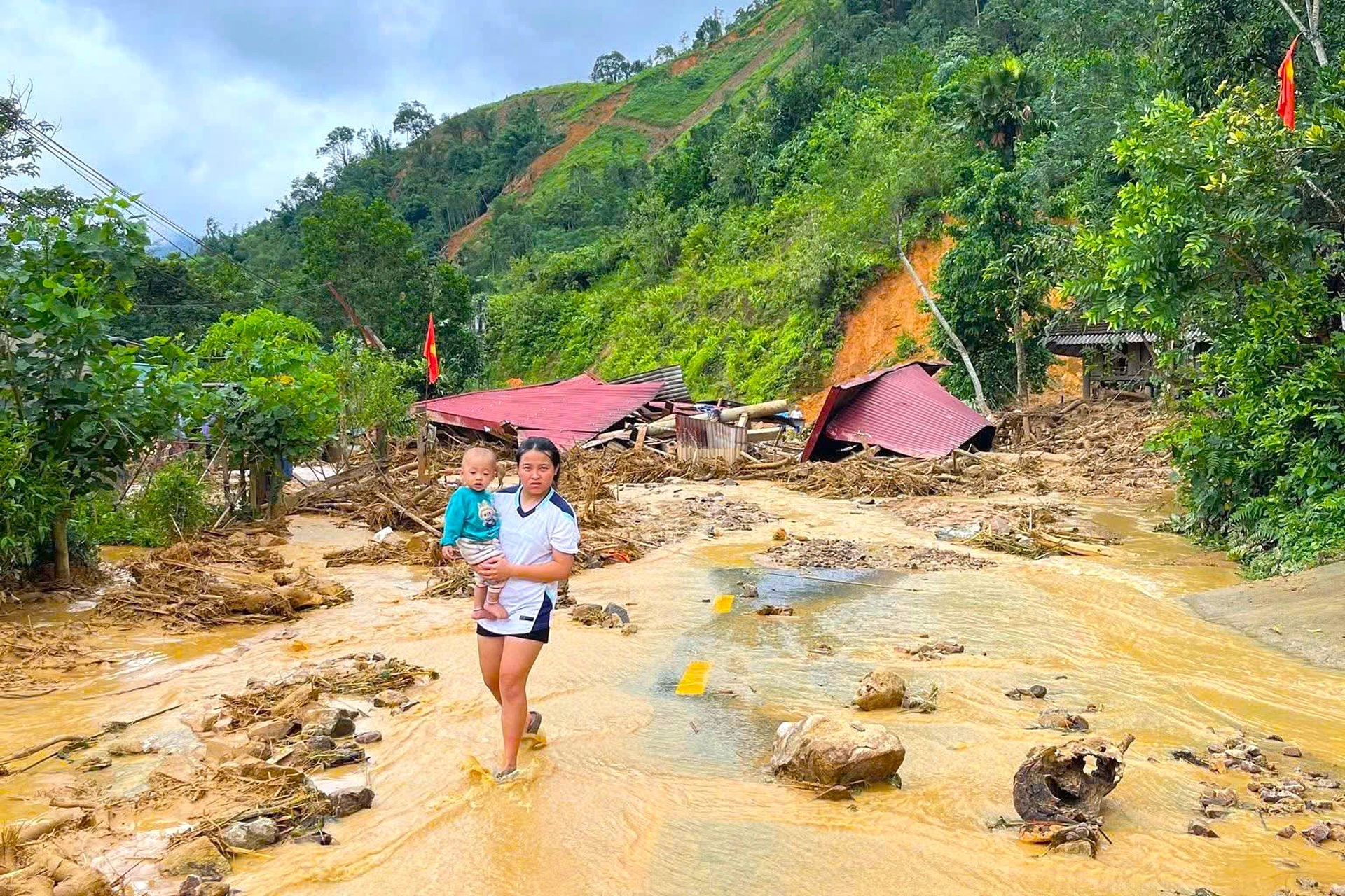 30 phút lũ càn quét bản làng, người dân nháo nhào tháo chạy - 1 30 phút lũ càn quét bản làng, người dân nháo nhào tháo chạy - 1