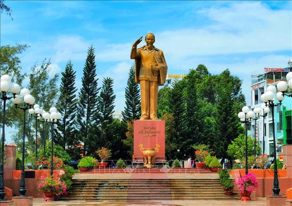 Nhiều ngày canh nắng chọn vị trí đặt tượng đài Bác Hồ trên bến Ninh Kiều - 1 Nhiều ngày canh nắng chọn vị trí đặt tượng đài Bác Hồ trên bến Ninh Kiều - 1