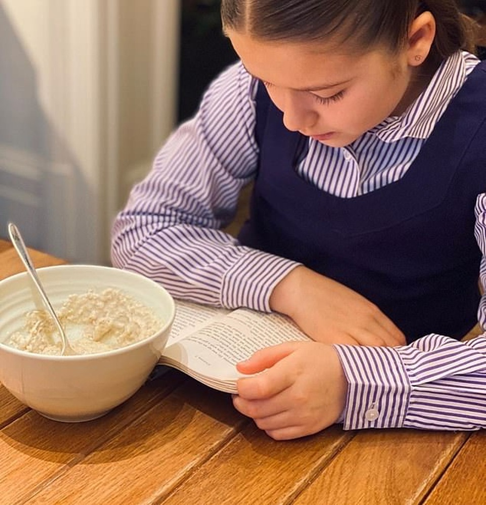 Công chúa út nhà Beckham ham mê đọc sách đến mức khiến mẹ... lo lắng - 2