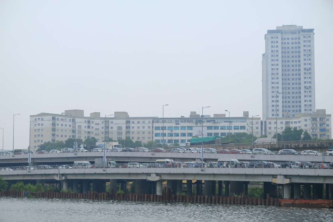 Dòng người chen chúc ở các cửa ngõ trở lại thủ đô sau kỳ nghỉ lễ - 5 Dòng người chen chúc ở các cửa ngõ trở lại thủ đô sau kỳ nghỉ lễ - 5