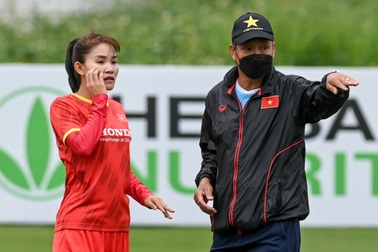 Trung vệ "thép" Chương Thị Kiều tập riêng ở buổi tập của tuyển nữ Việt Nam