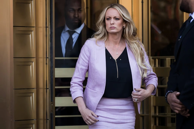 Sao khiêu dâm mặc áo chống đạn đến tòa làm chứng chống lại ông Trump