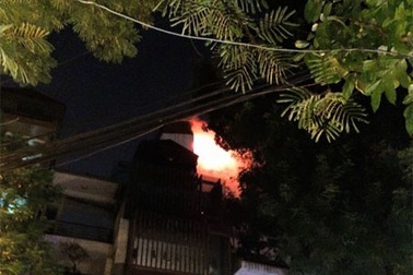 Hoảng loạn vì cháy khách sạn trong phố cổ Hà Nội