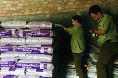 Phát hiện gần 10 tấn phân bón nhập khẩu "quên" nơi sản xuất