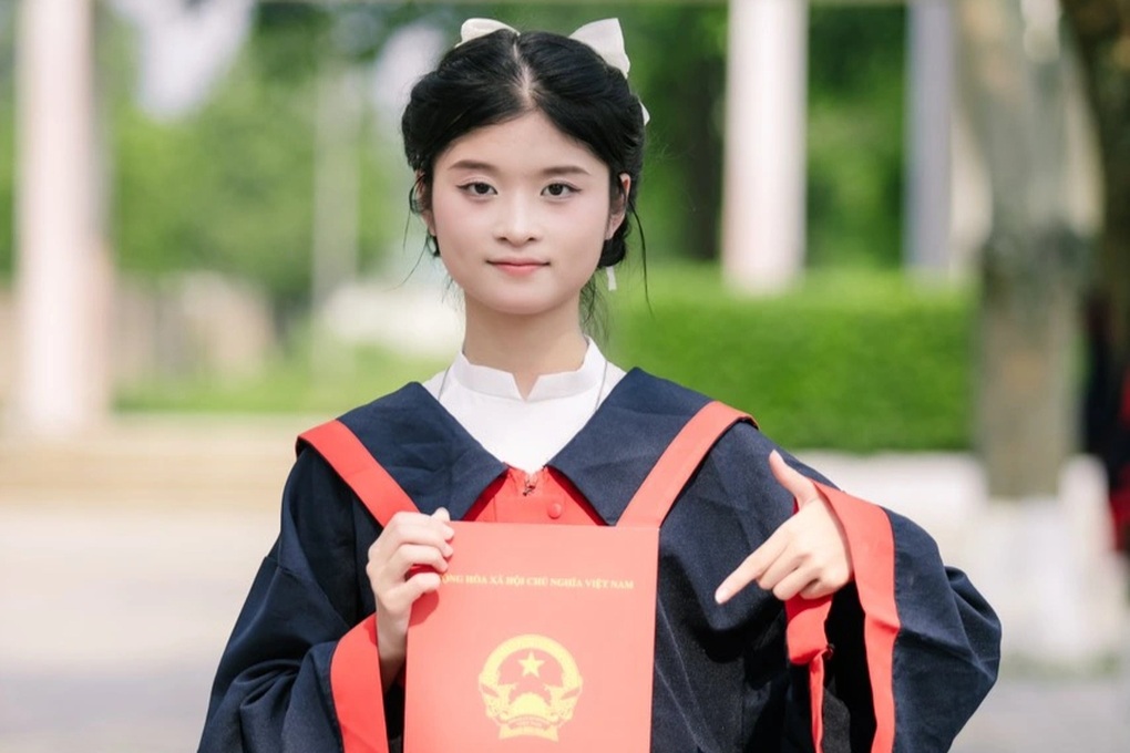 Quỳnh Anh, nữ thủ khoa Thanh Hóa: Giải 1.000 bộ đề, thích trí tuệ nhân tạo - 1 Quỳnh Anh, nữ thủ khoa Thanh Hóa: Giải 1.000 bộ đề, thích trí tuệ nhân tạo - 1
